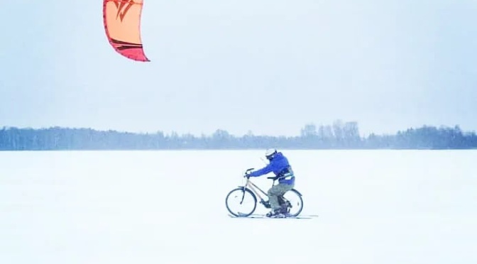 Artūras Dudėnas #161 su dviračiu ir Naish Pivot ant sniego